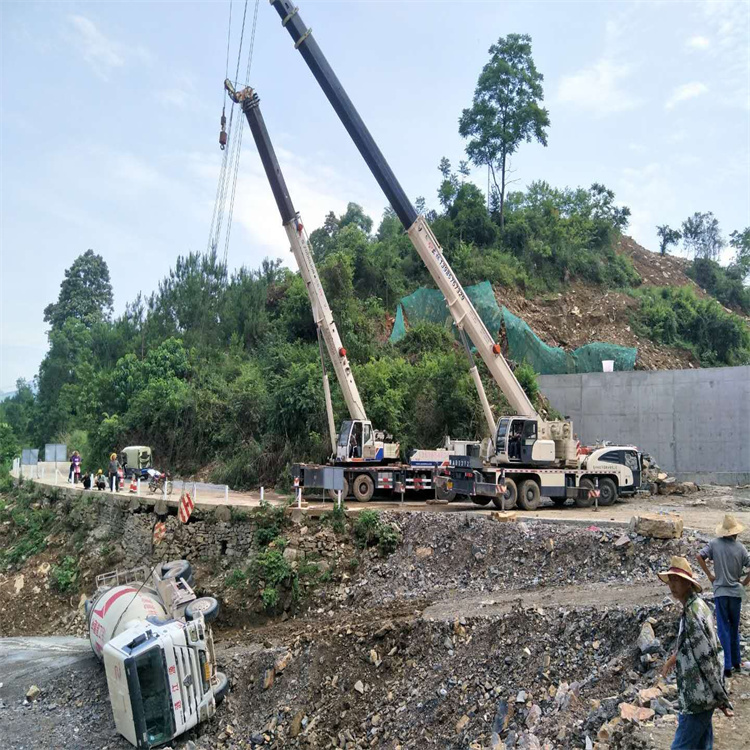 亳州谯城汽车掉沟里叫吊车救援要多少钱